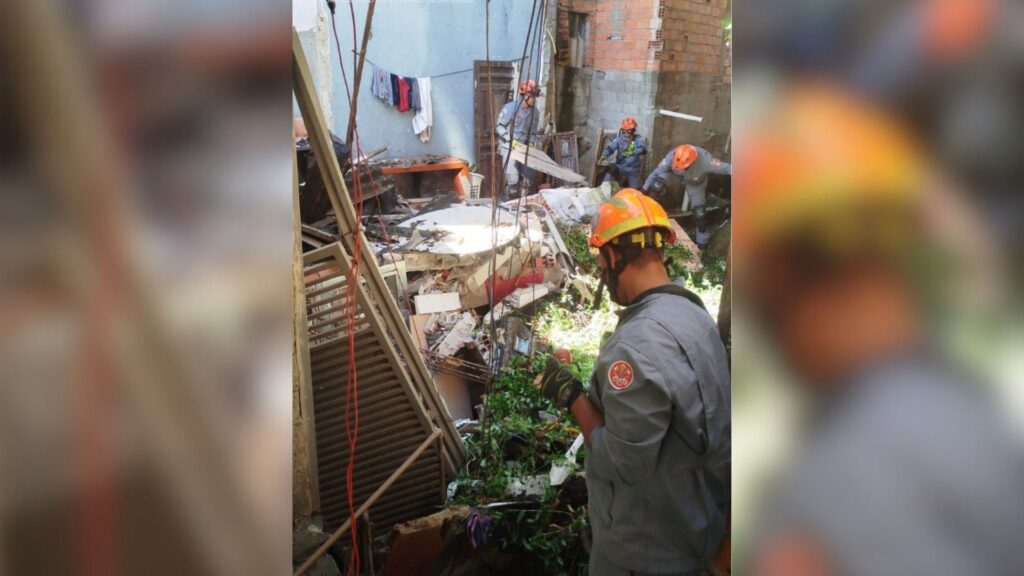 Casa fica destruída após desabar no Jardim Ângela; saiba mais.