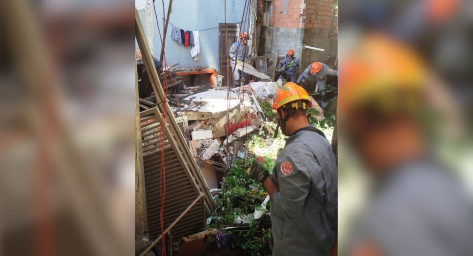 Casa fica destruída após desabar no Jardim Ângela; saiba mais.