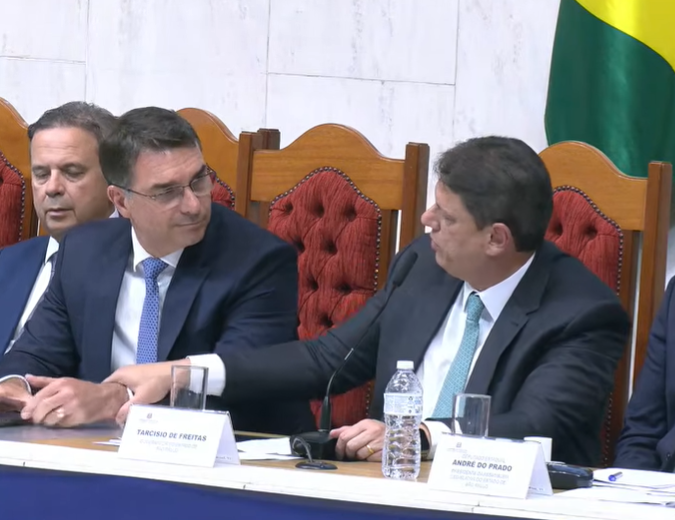 Tarcísio exalta aliança com PL e Flávio: futuro promissor juntos