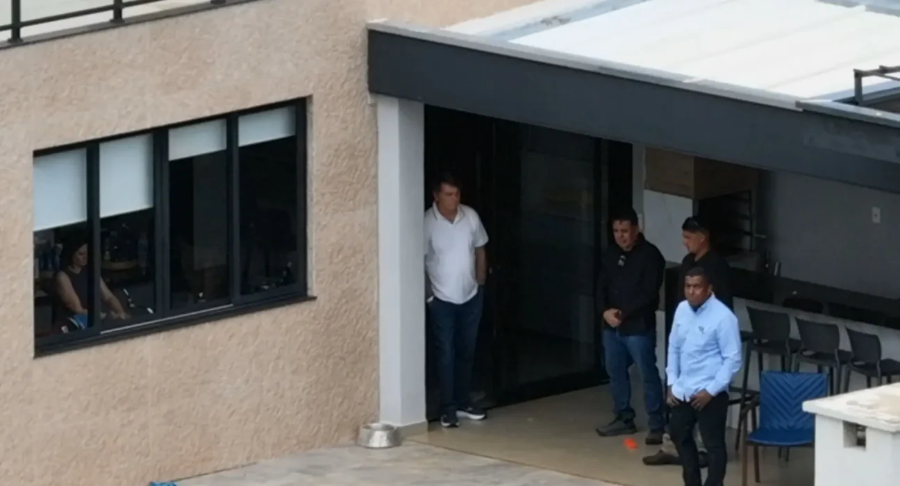 Bolsonaro passa primeira noite em casa após 125 dias de afastamento