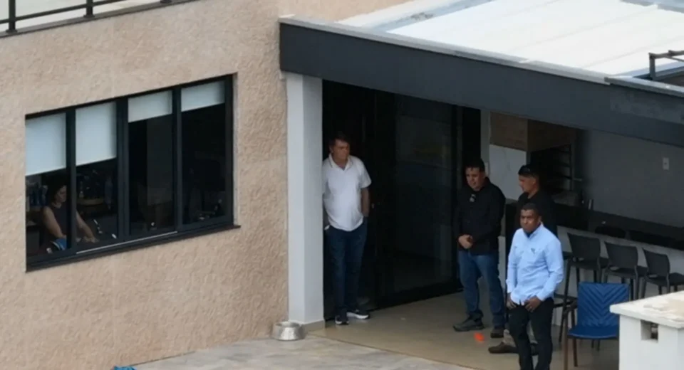 Bolsonaro passa primeira noite em casa após 125 dias de afastamento