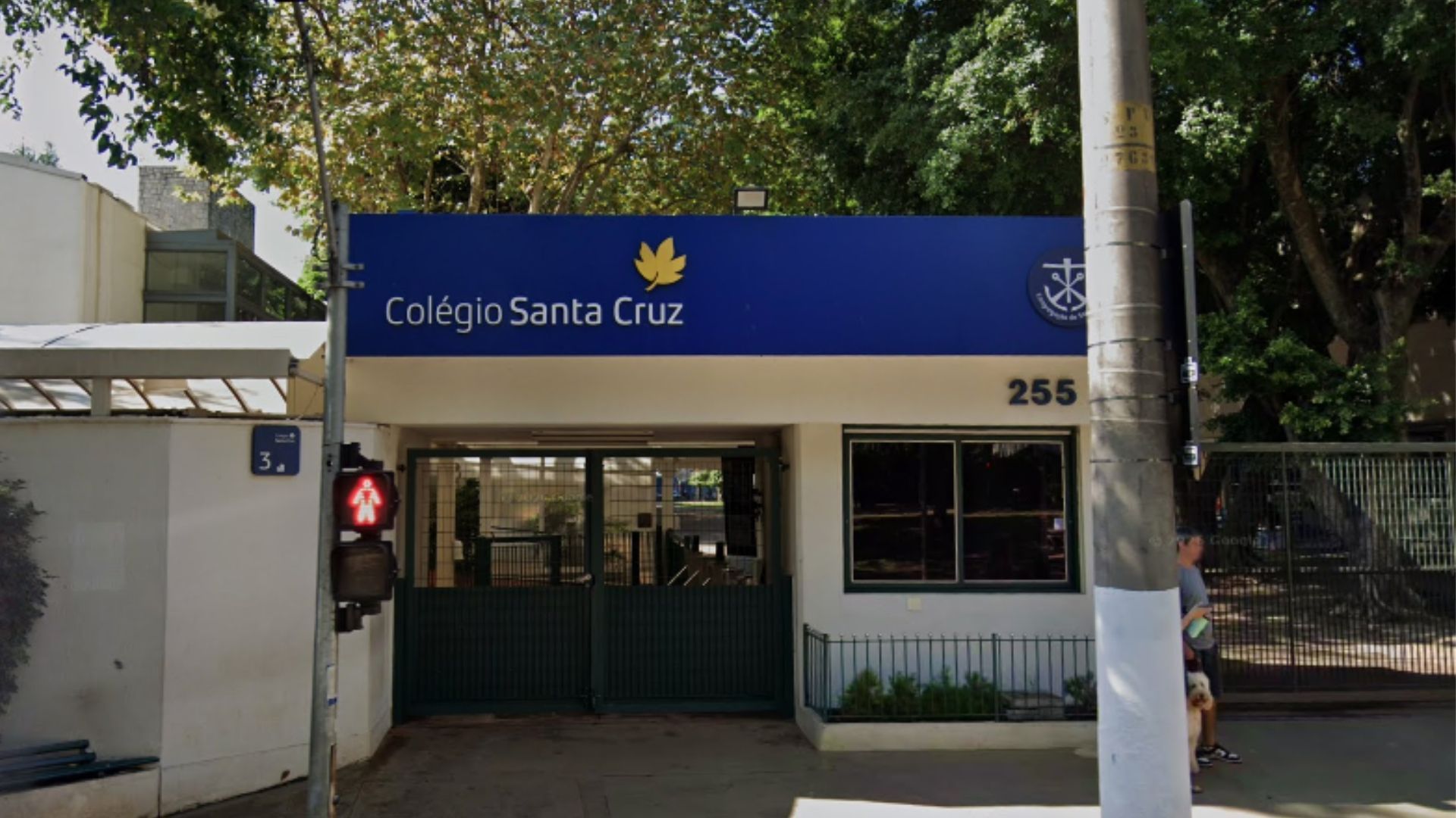 Suspeito de roubo a residências invade escola de elite em SP