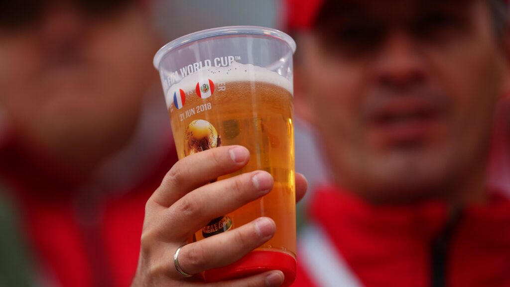 Projeto de lei propõe liberar bebidas alcoólicas em estádios