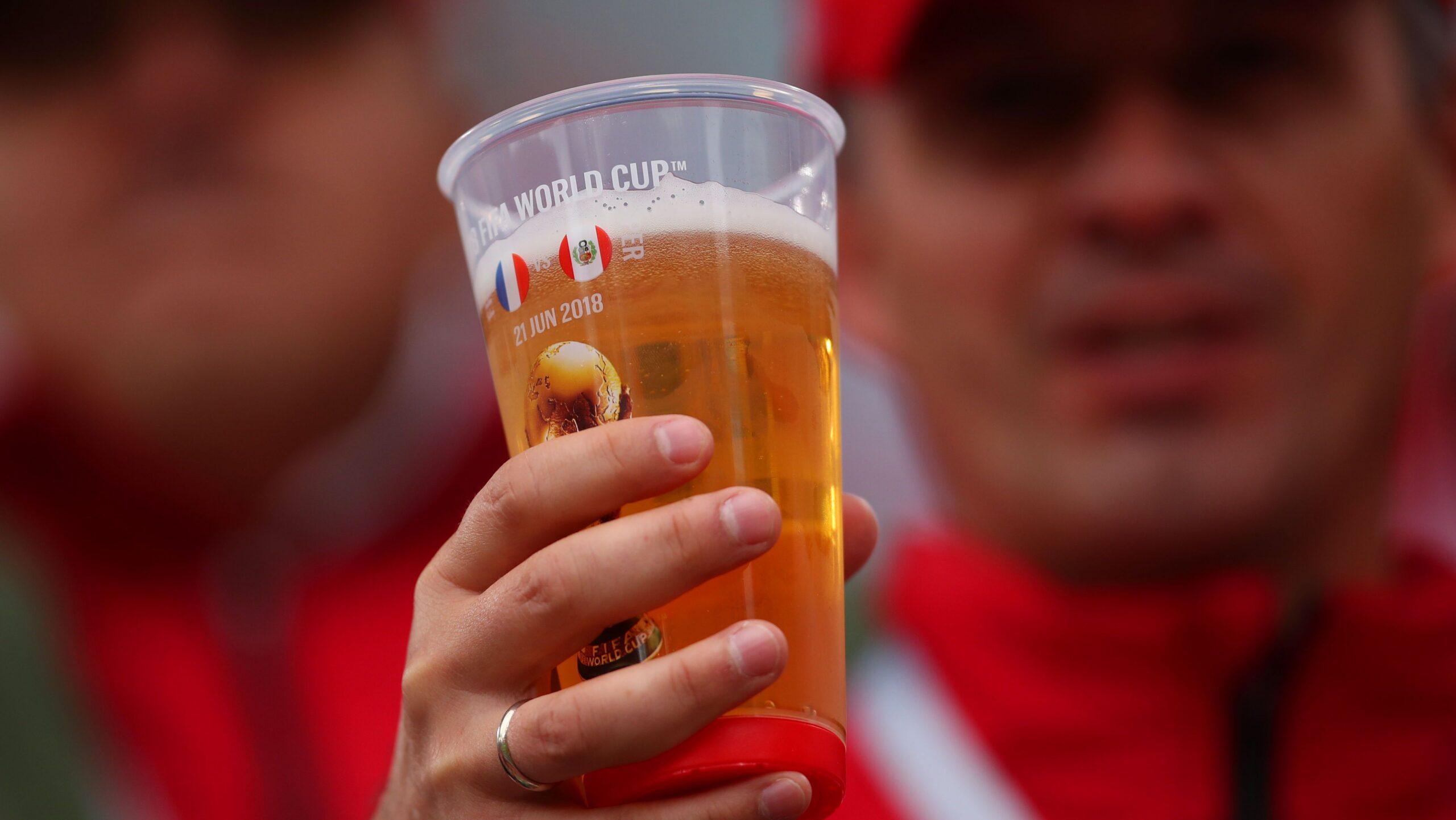 Projeto de lei propõe liberar bebidas alcoólicas em estádios