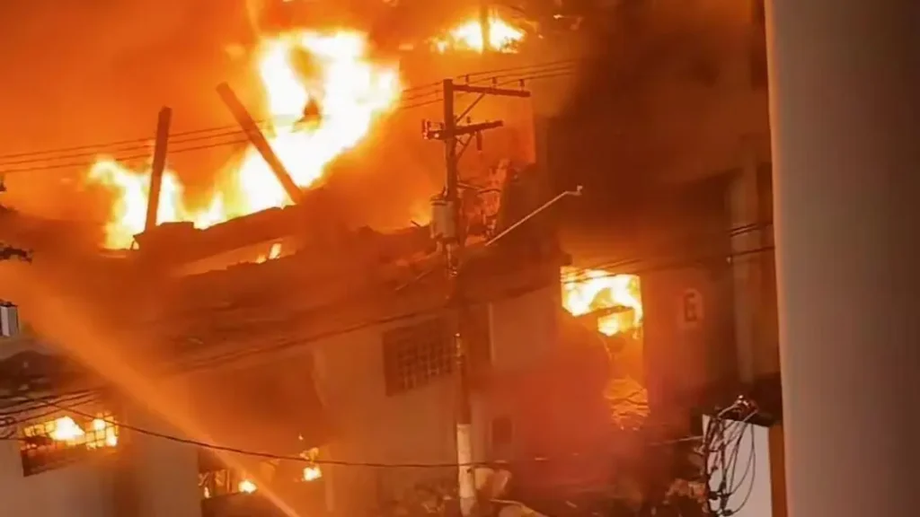 Incêndio de grandes proporções atinge centro de São Paulo e assusta população