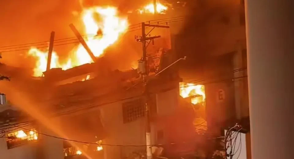 Incêndio de grandes proporções atinge centro de São Paulo e assusta população