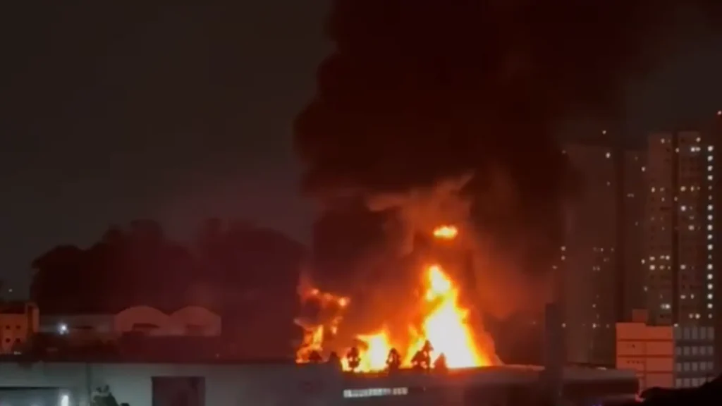 Grande incêndio atinge distribuidora de tintas em Diadema, SP