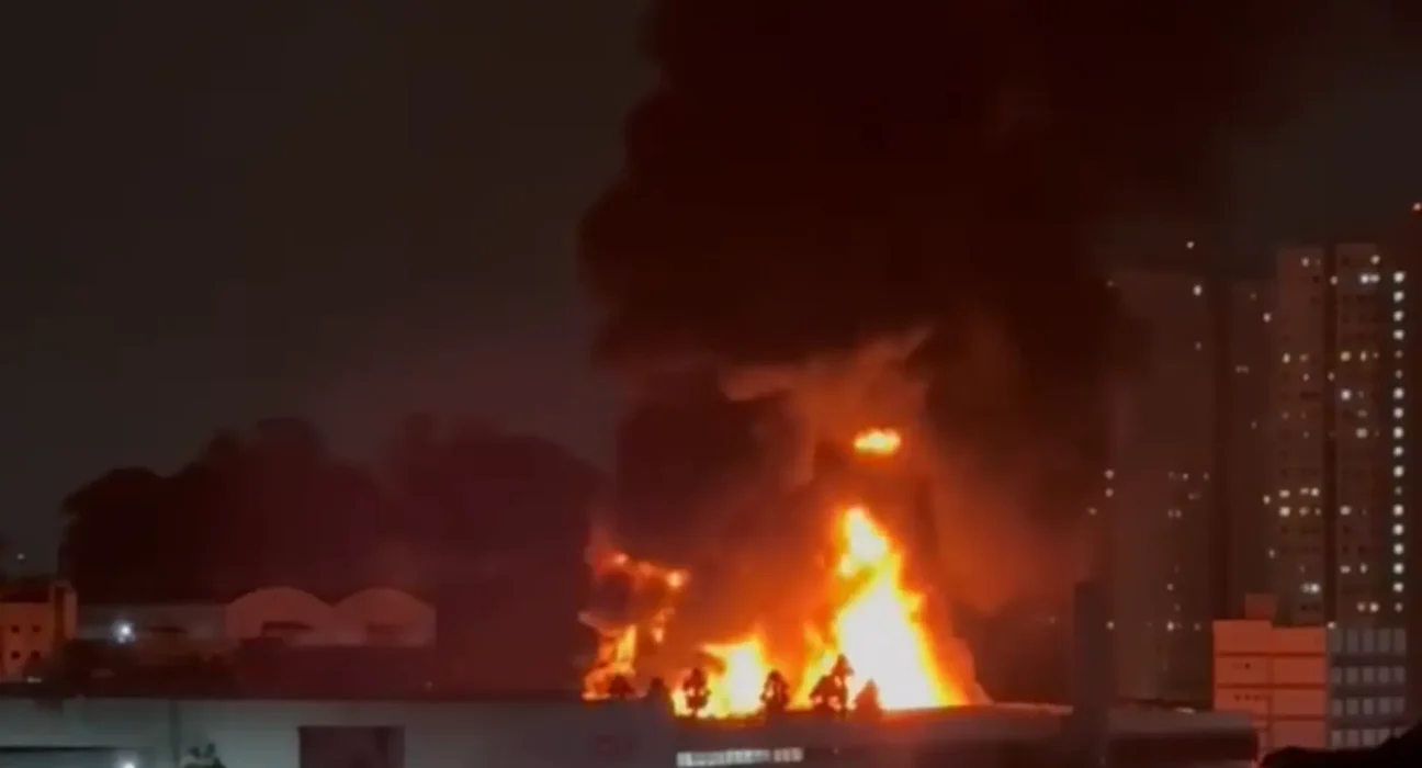 Grande incêndio atinge distribuidora de tintas em Diadema, SP