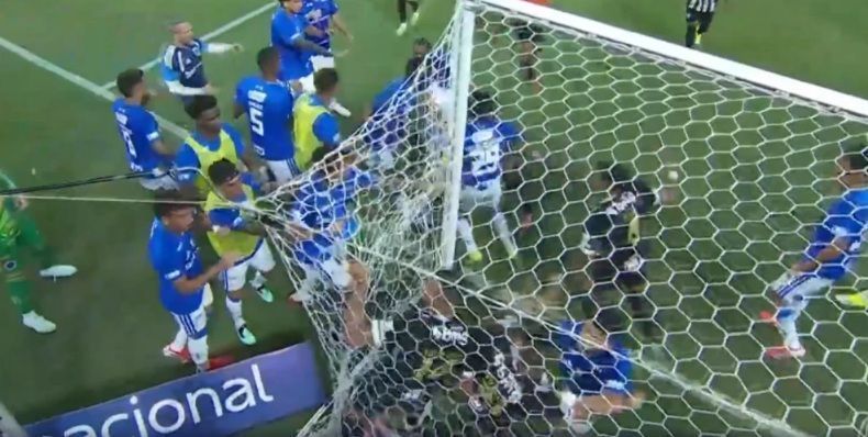 Após pancadaria, Cruzeiro x Atlético registra recorde de expulsões