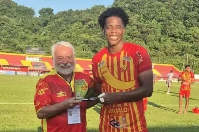 Zagueiro anota "gol que Pelé não fez" e brilha na quarta divisão