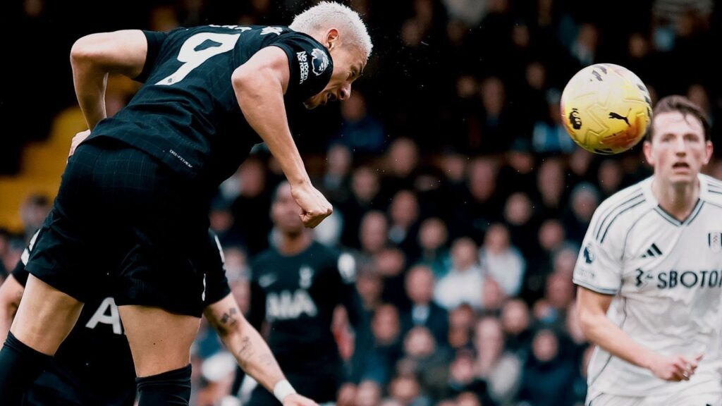 Richarlison marca, mas Tottenham segue próximo do Z-3
