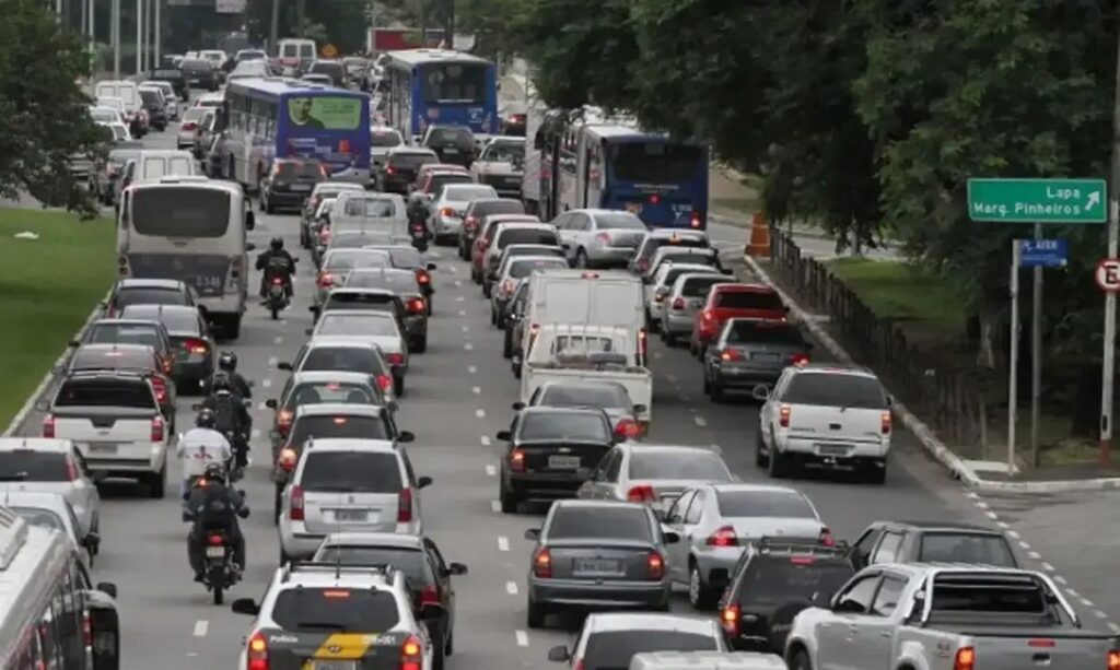 SP registra recorde de congestionamento e afeta o trânsito urbano