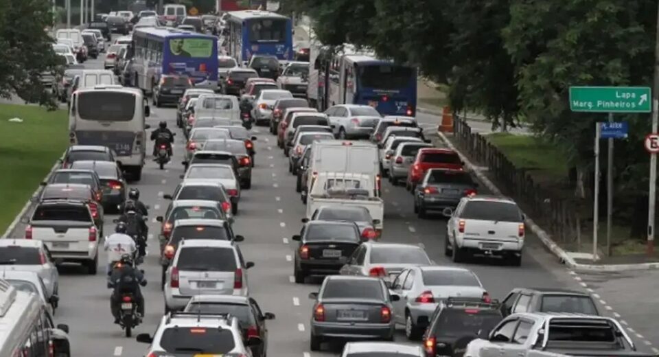 SP registra recorde de congestionamento e afeta o trânsito urbano