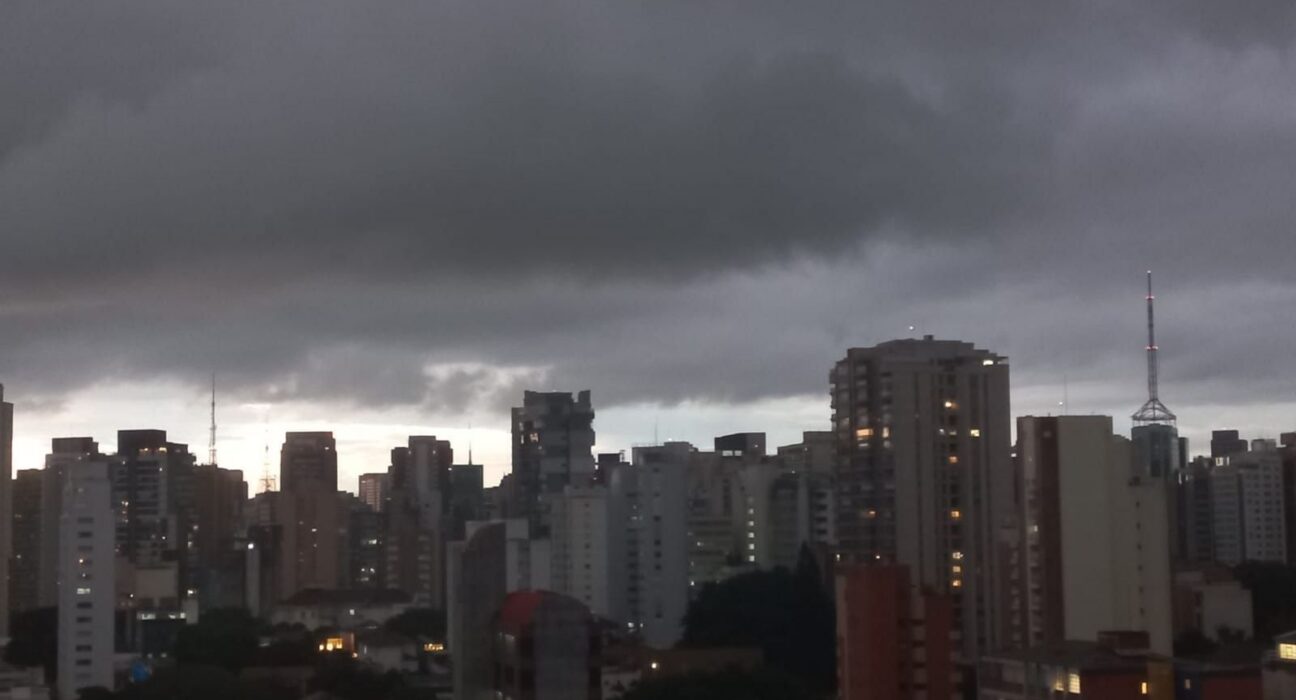 Frente fria derruba temperaturas e traz chuvas no Sul e Sudeste