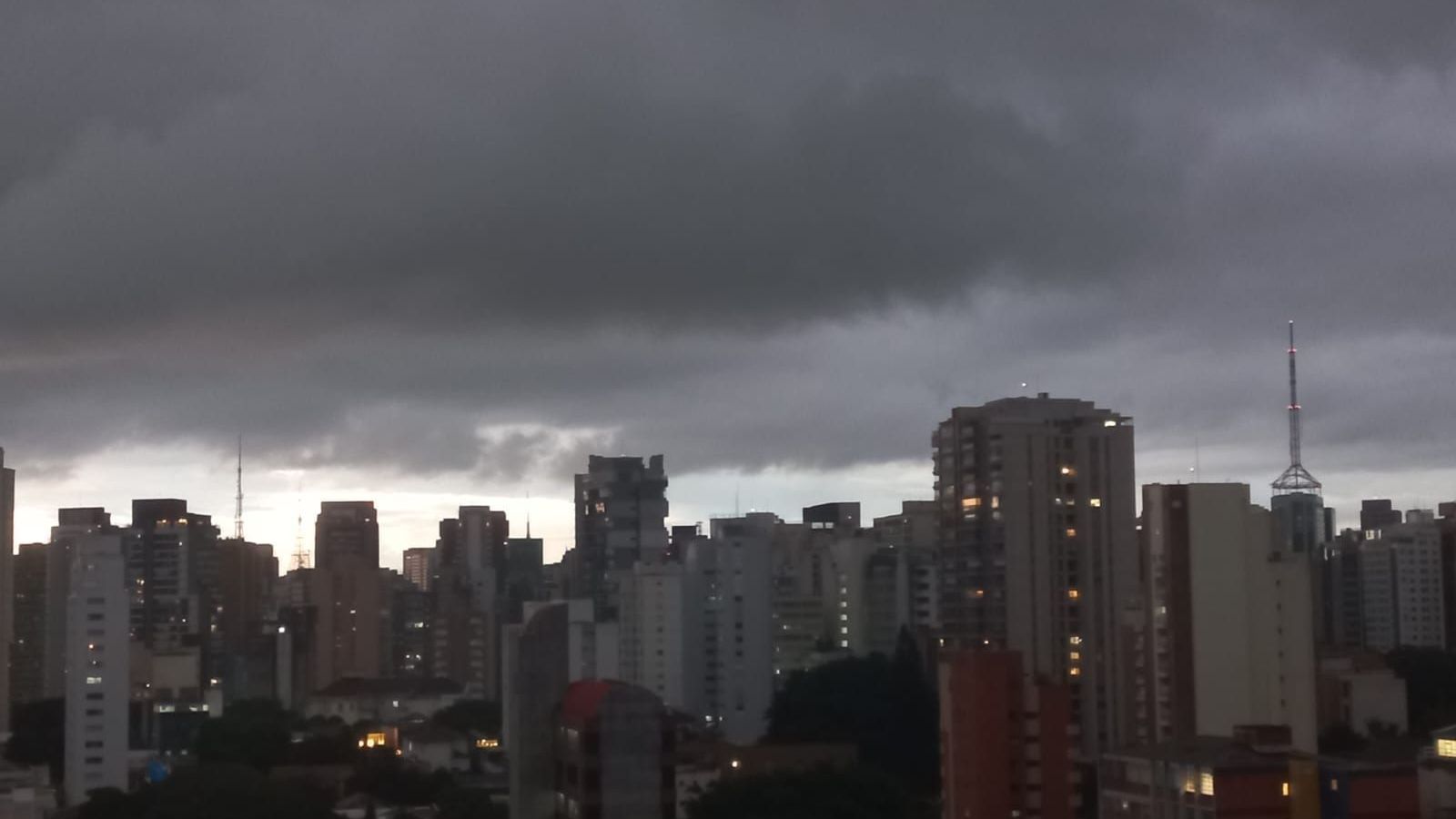 Frente fria derruba temperaturas e traz chuvas no Sul e Sudeste