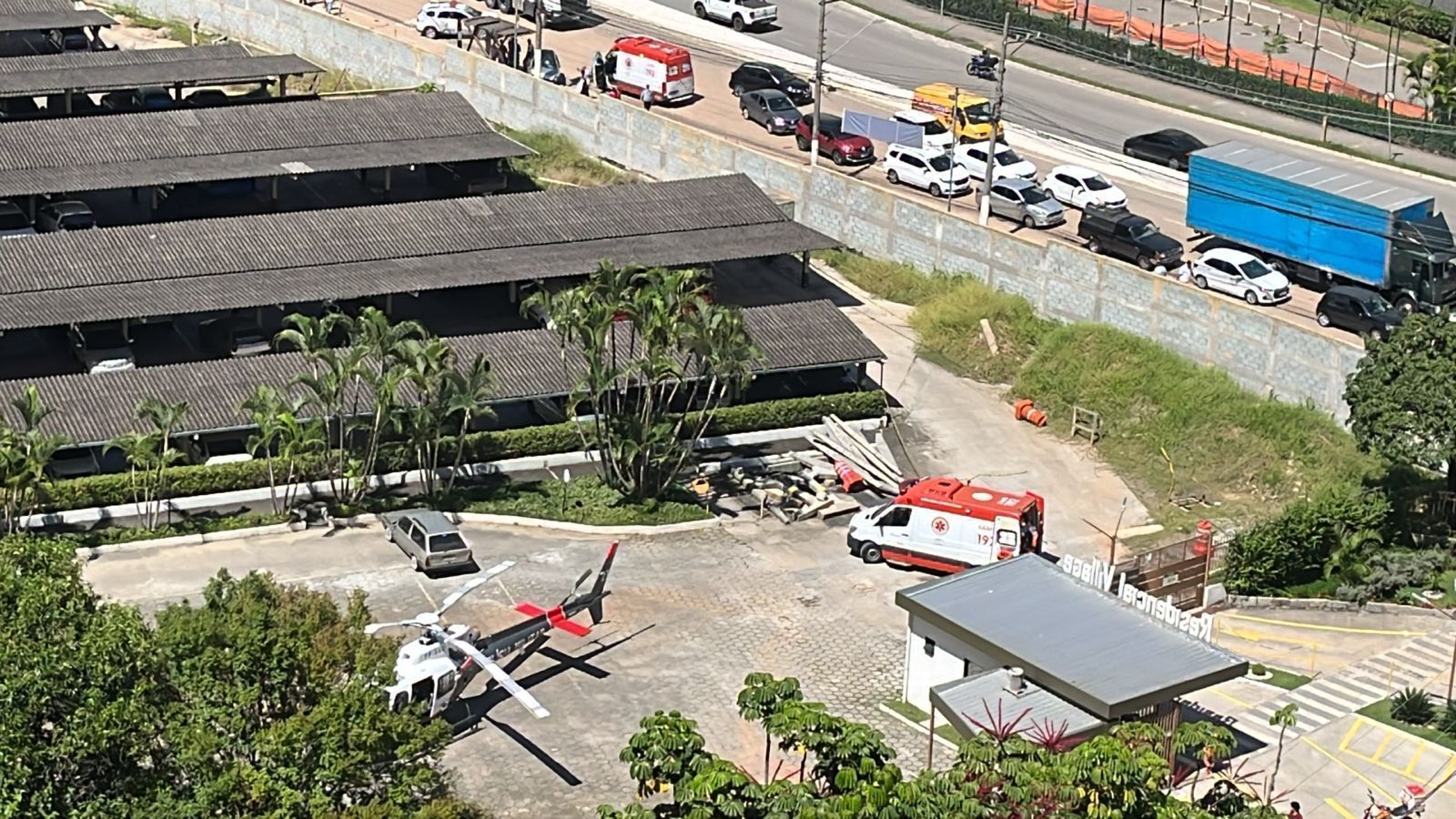 Carro atinge ponto de ônibus e deixa quatro feridos em SP