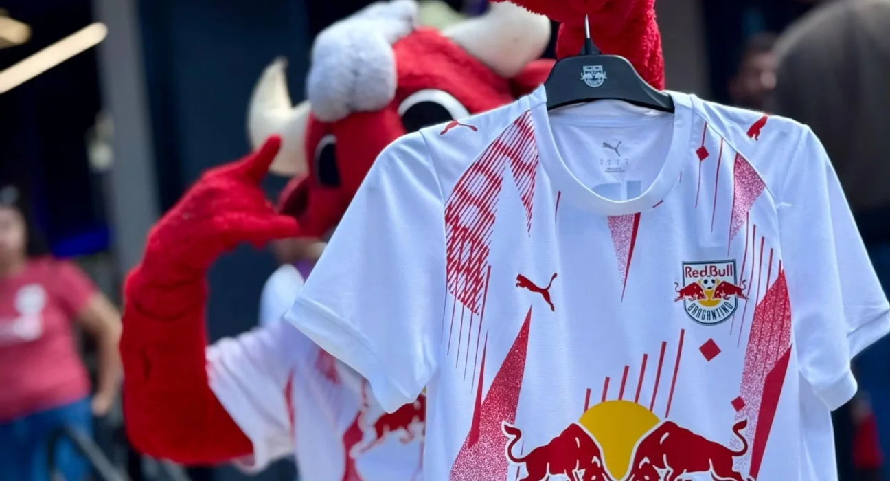 Red Bull Bragantino apresenta novo uniforme principal para 2026