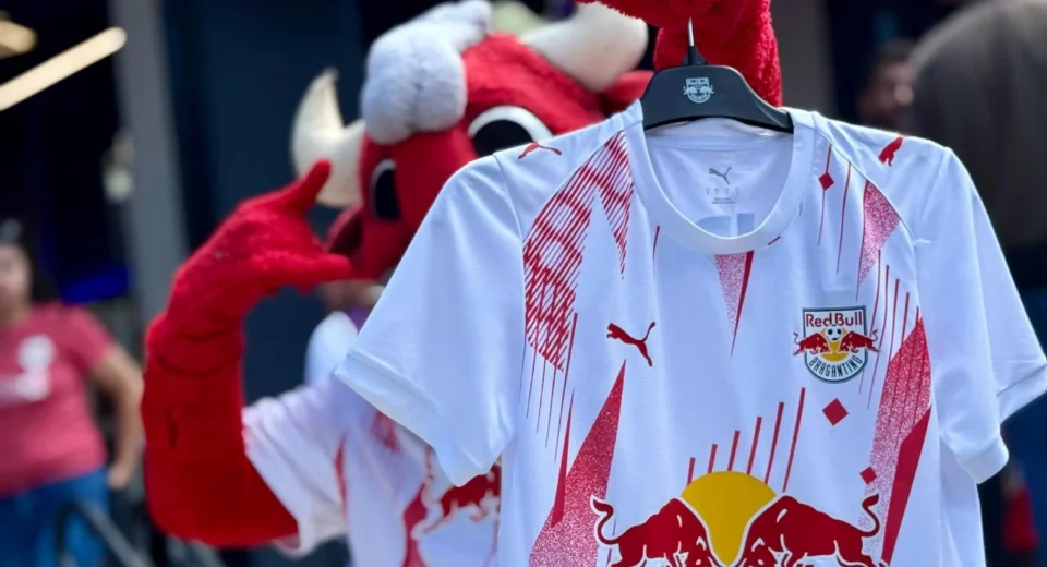 Red Bull Bragantino apresenta novo uniforme principal para 2026