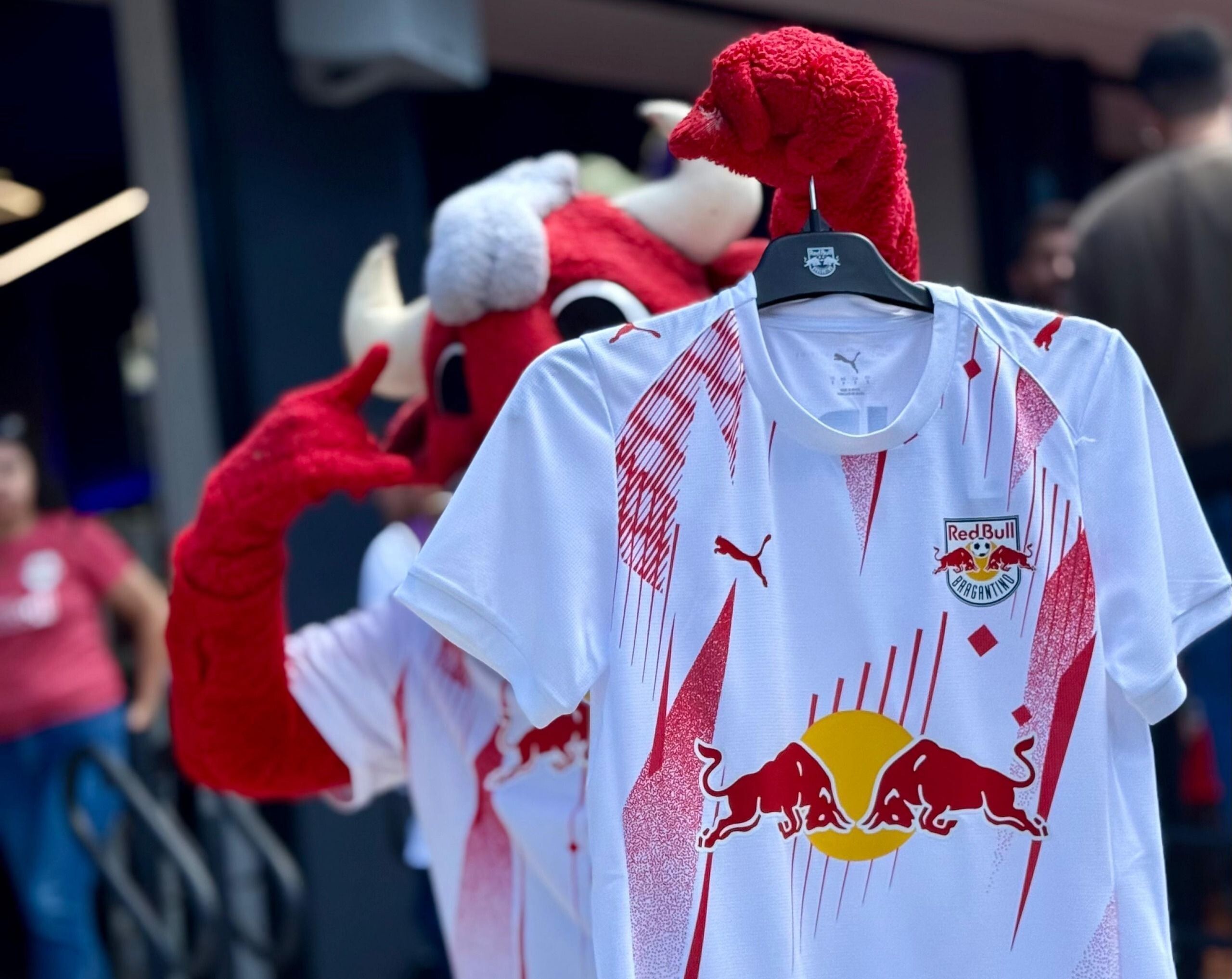 Red Bull Bragantino apresenta novo uniforme principal para 2026