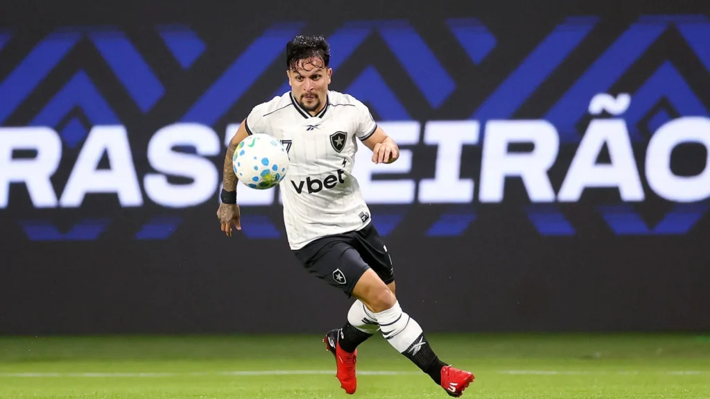 Roger Machado aprova contratação de Artur, do Botafogo