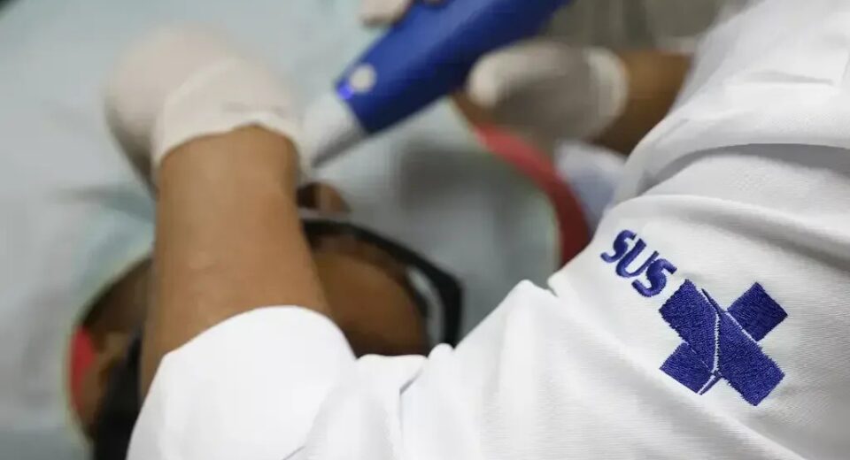 Mulheres vítimas de violência terão acesso a reconstrução dental no SUS.