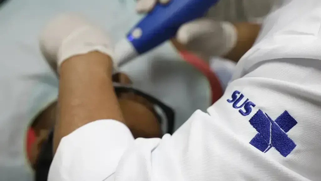 Mulheres vítimas de violência terão acesso a reconstrução dental no SUS.