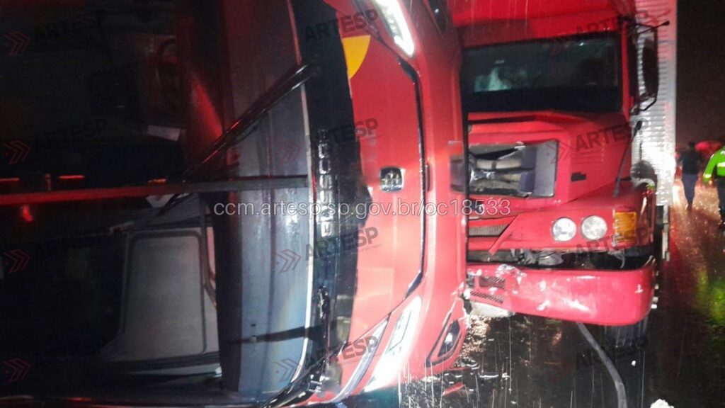 Acidente entre ônibus e caminhão deixa feridos em rodovia de SP