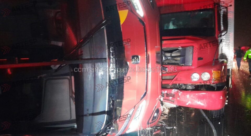 Acidente entre ônibus e caminhão deixa feridos em rodovia de SP