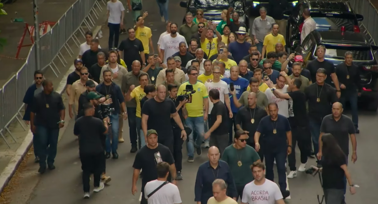 Em SP, Flávio participa de manifestação como pré-candidato relevante