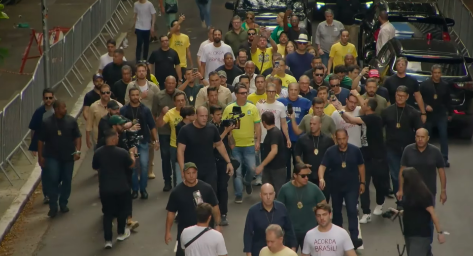 Em SP, Flávio participa de manifestação como pré-candidato relevante