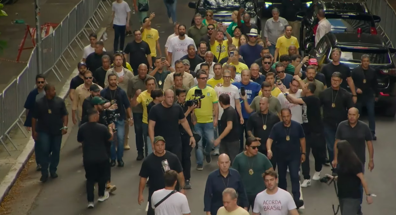 Em SP, Flávio participa de manifestação como pré-candidato relevante