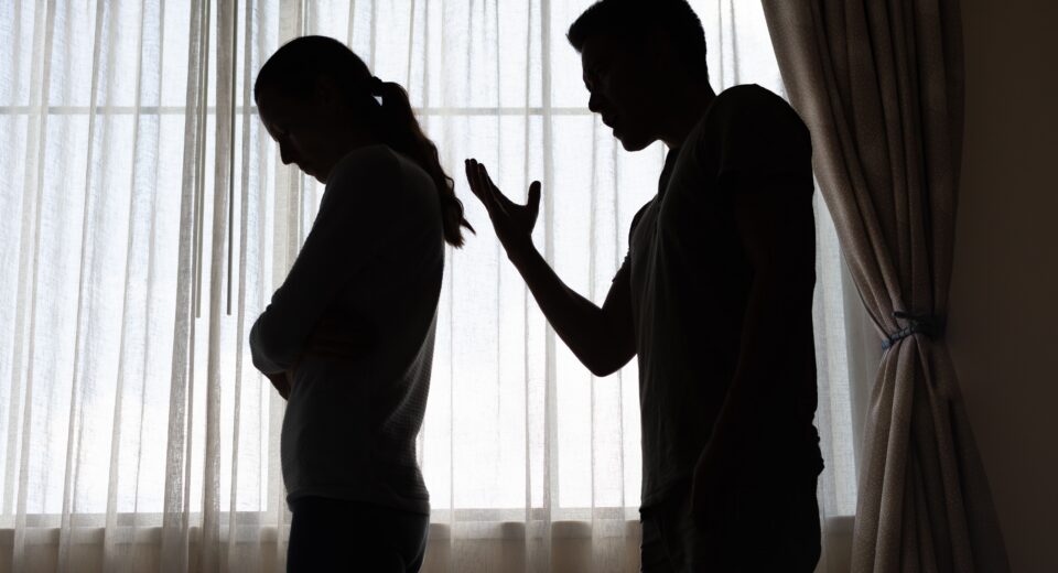 Quase 60% das vítimas de feminicídio são mortas pelo parceiro: Entenda