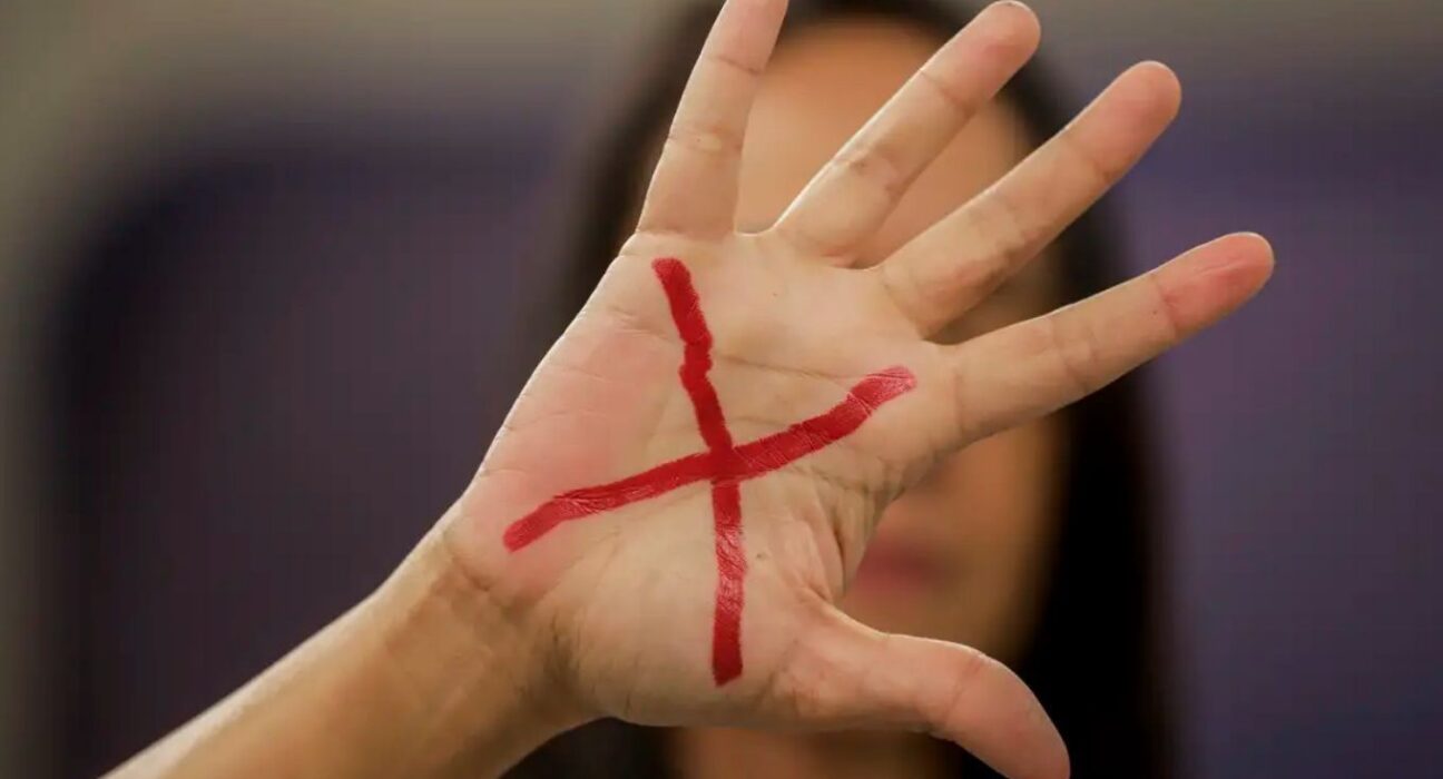 Armas de fogo foram usadas em 47% dos homicídios de mulheres com alerta