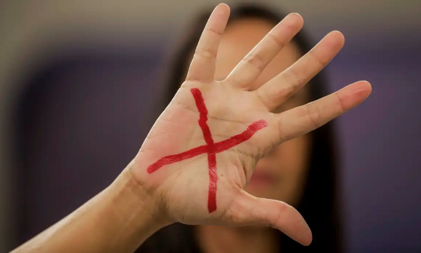 Armas de fogo foram usadas em 47% dos homicídios de mulheres com alerta