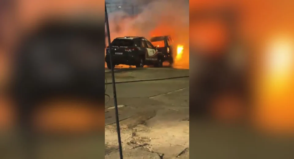 Perseguição policial acaba com veículo em chamas no Centro de SP