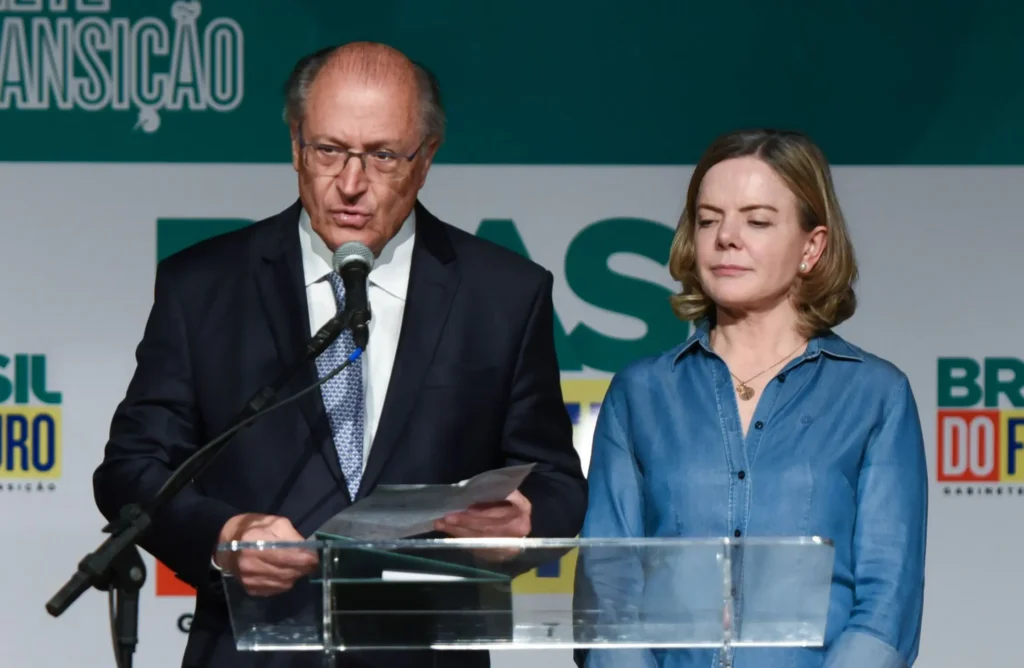 Planalto oficializa exonerações de Geraldo Alckmin e Gleisi Hoffmann para mudanças estratégicas