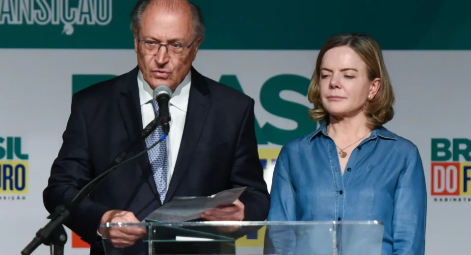 Planalto oficializa exonerações de Geraldo Alckmin e Gleisi Hoffmann para mudanças estratégicas