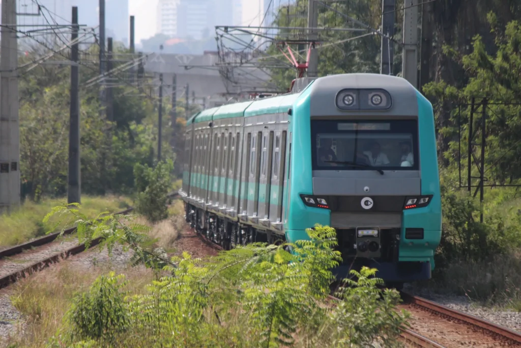 Trem da Linha 9-Esmeralda descarrila e bloqueia passagem em SP