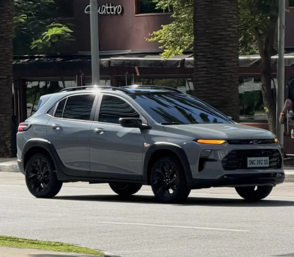Flagra: Chevrolet Sonic é flagrado sem camuflagem em ação dinâmica