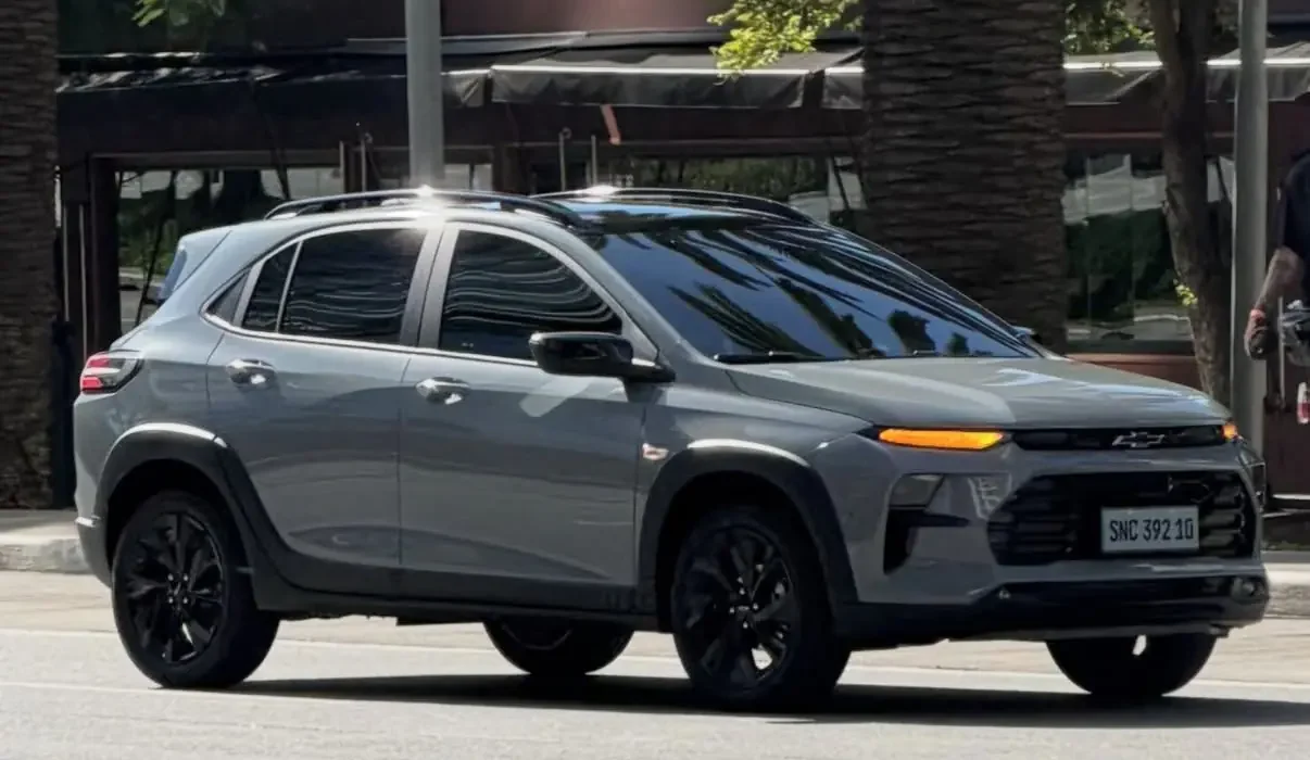 Flagra: Chevrolet Sonic é flagrado sem camuflagem em ação dinâmica