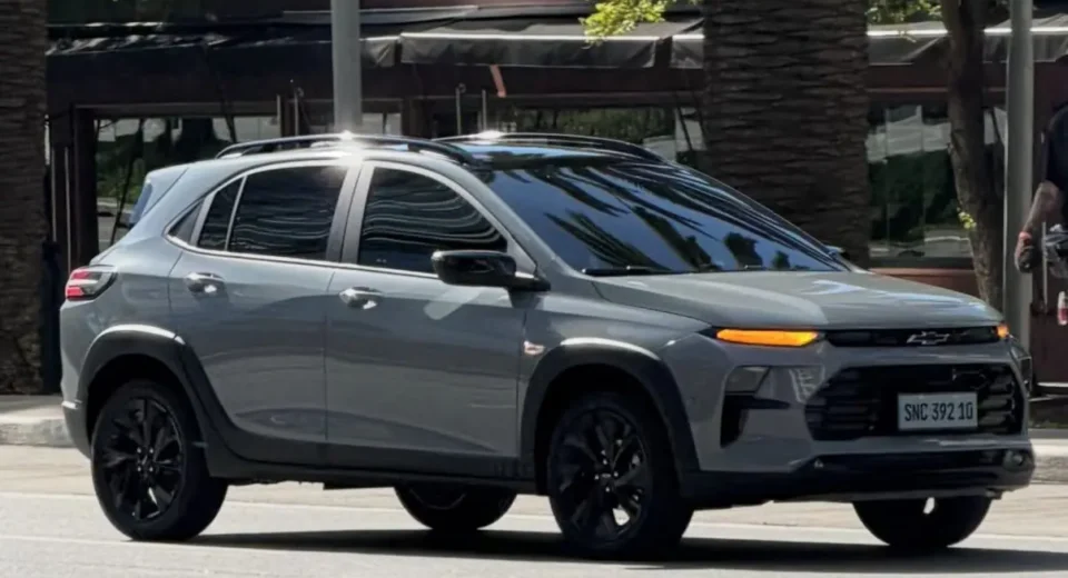 Flagra: Chevrolet Sonic é flagrado sem camuflagem em ação dinâmica