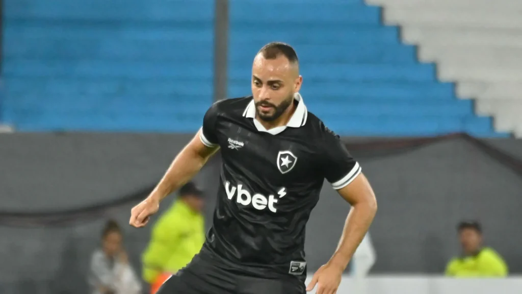 Arthur Cabral, do Botafogo, celebra paternidade com alegria