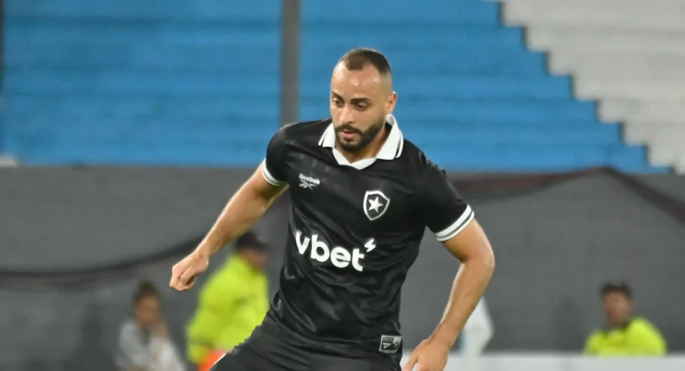 Arthur Cabral, do Botafogo, celebra paternidade com alegria