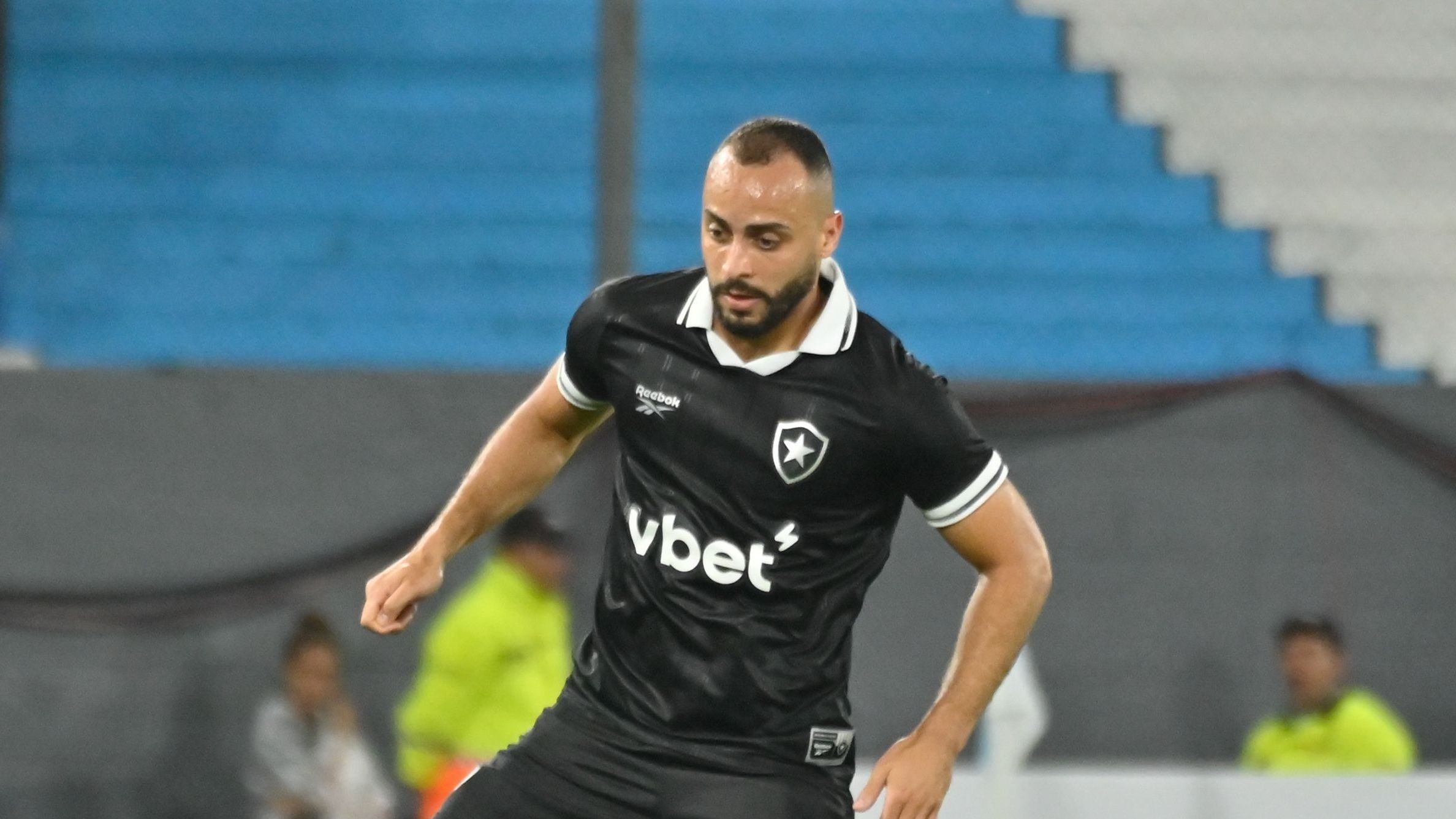 Arthur Cabral, do Botafogo, celebra paternidade com alegria