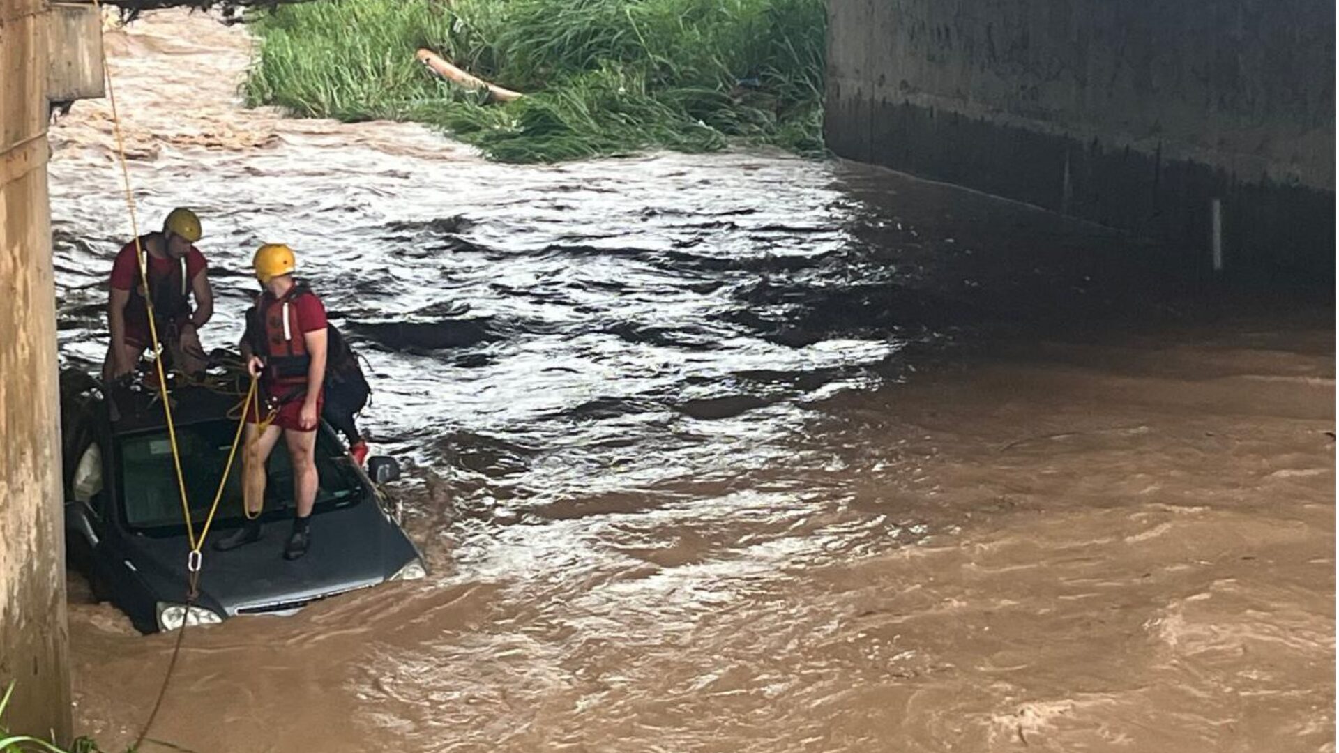Carro cai em córrego e mulher desaparece após chuvas intensas
