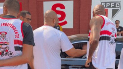 Torcedores do São Paulo protestam em CT e exigem mudanças