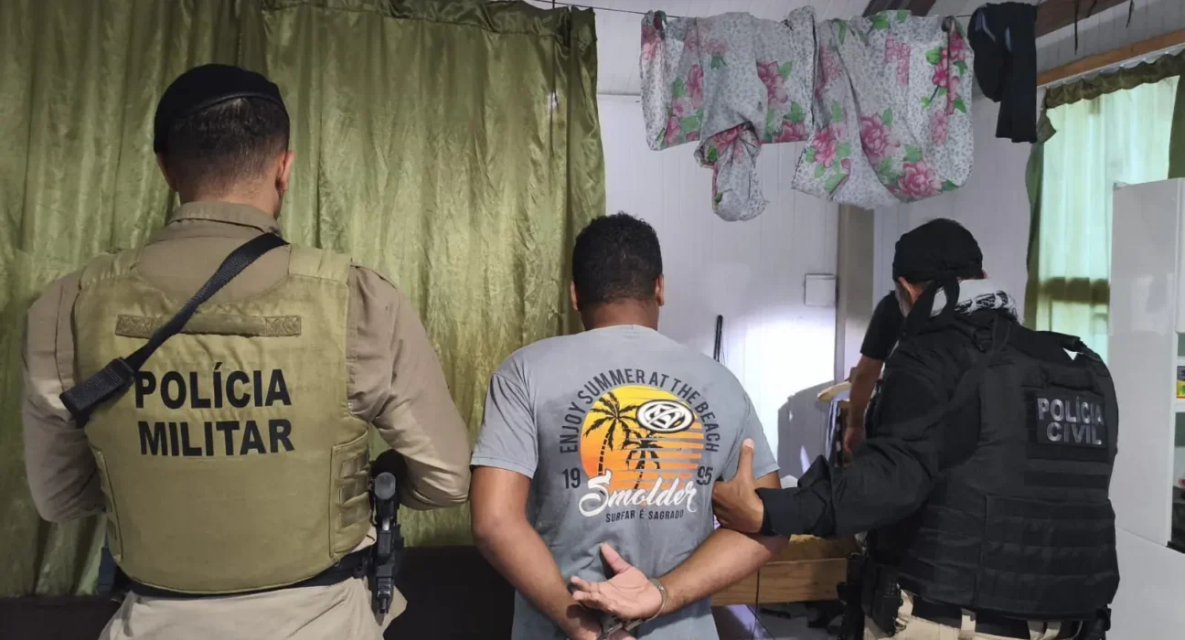 PF faz operação para prender integrantes do Comando Vermelho na Bahia e garantir segurança pública.