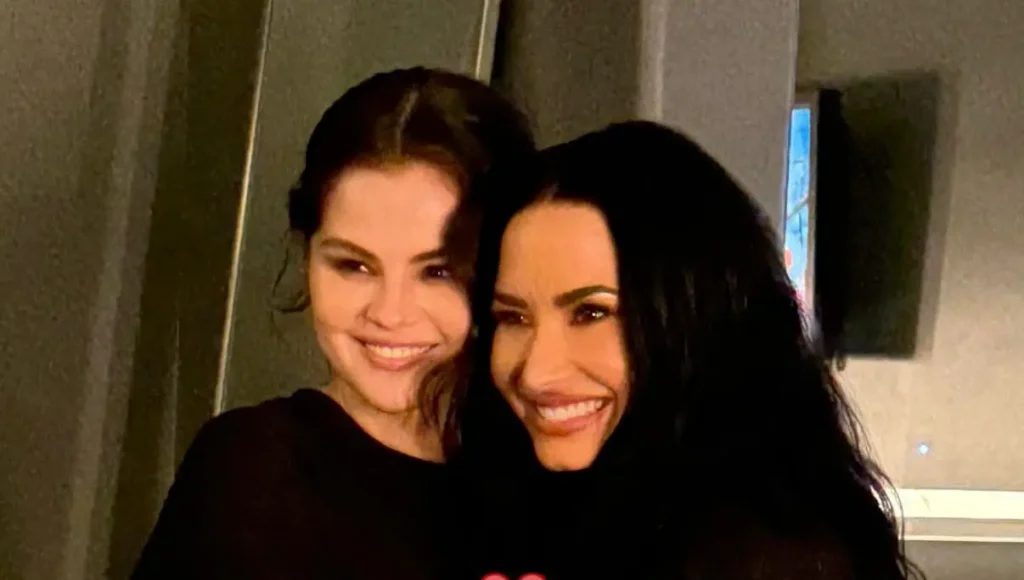 Selena Gomez prestigia abertura da turnê de Demi Lovato emocionada