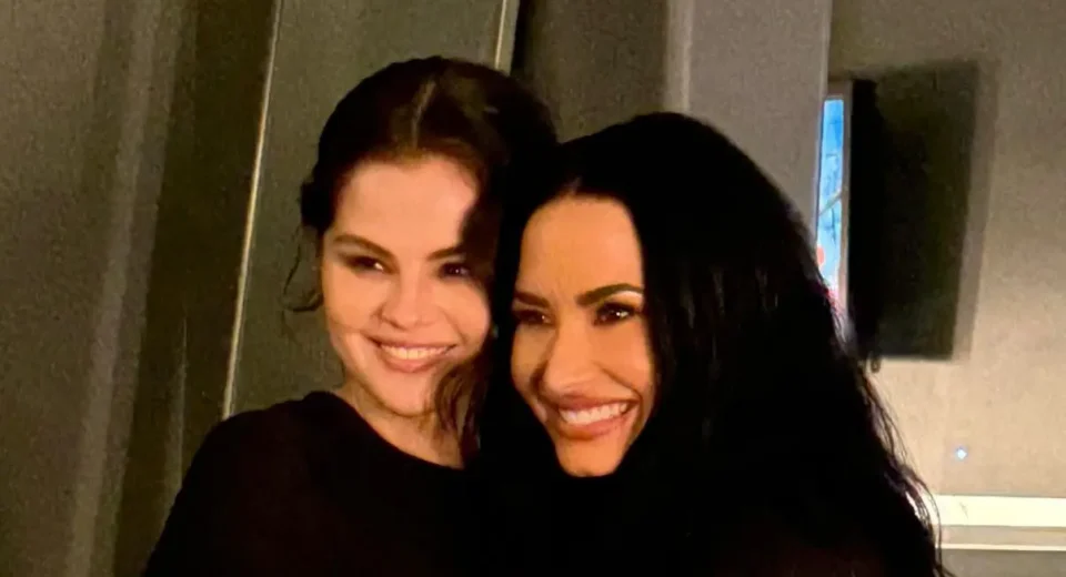 Selena Gomez prestigia abertura da turnê de Demi Lovato emocionada