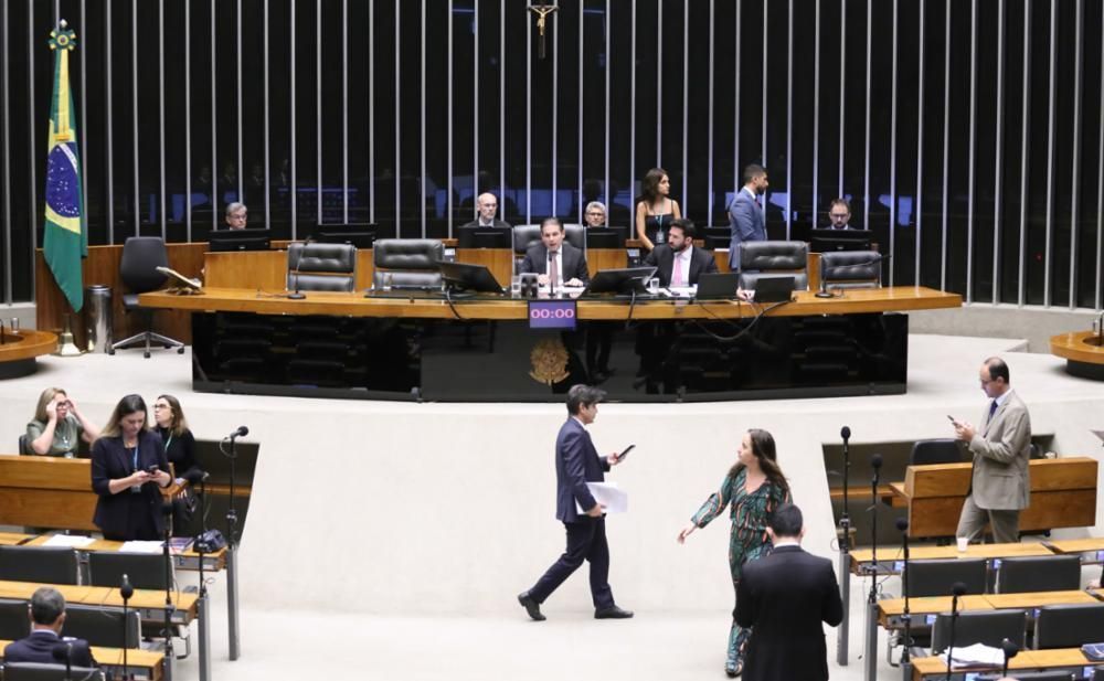 Com apoio de Hugo, CCJ vota PEC para acabar com escala 6x1